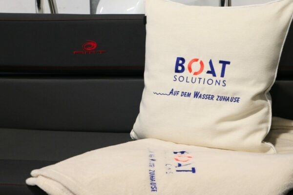 Wohlfühlpaket fürs Boot - Kissen und Kuscheldecke | Boat Solutions